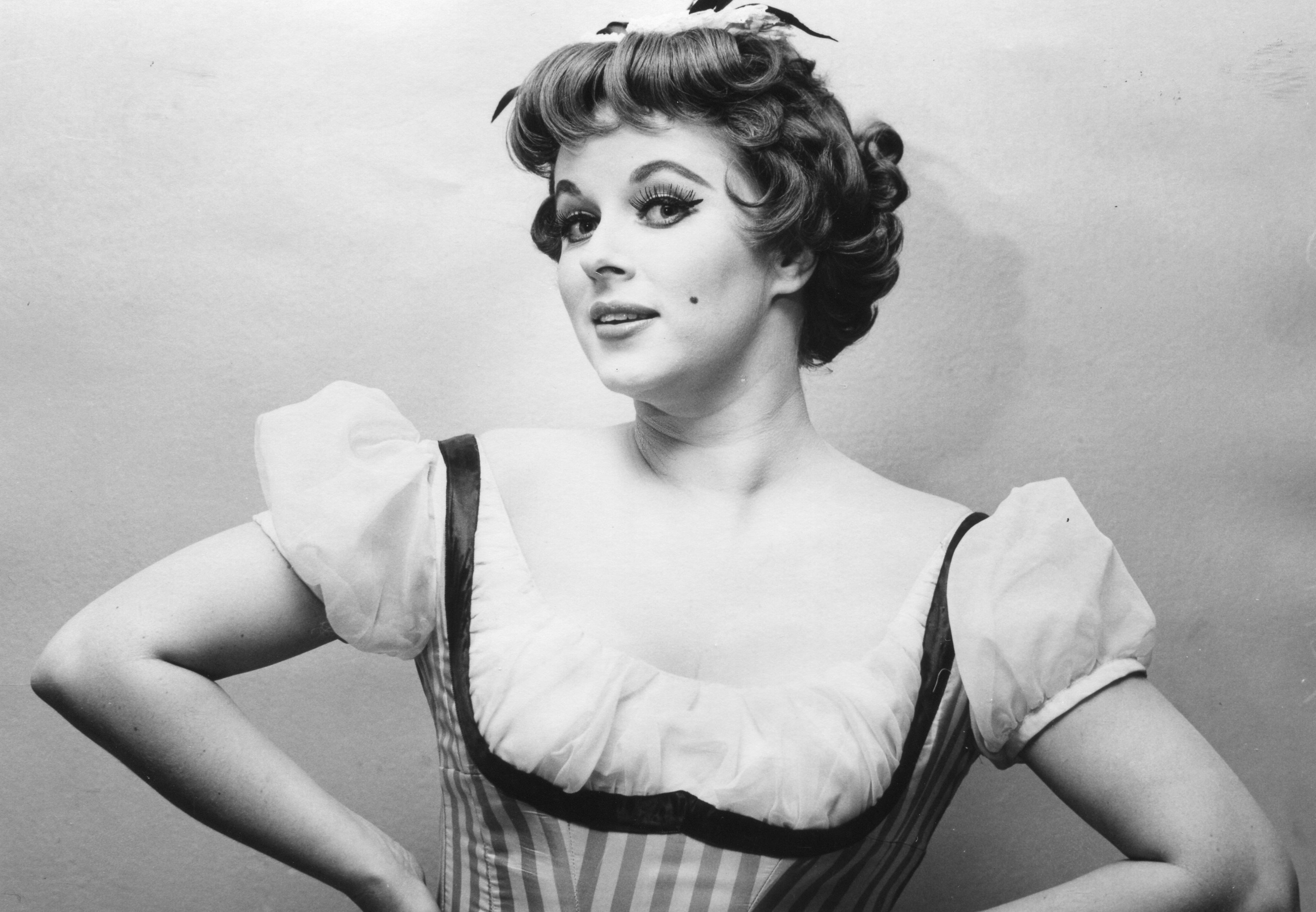 Black and white photo of Elisabeth Schwarzkopf in Cosi fan tutte 1960